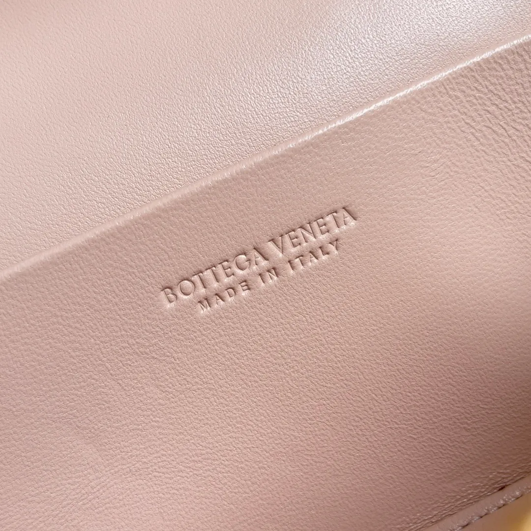Batch 1360 Bottega Veneta 24 spring and summer woven zipper crossbody bag. A crossbody bag that can be used as a cosmetic bag. The exquisite weaving and compact body are an indispensable accessory for the upcoming summer. The double zipper also better protects the bag. It has a large capacity. If you like it, don’t miss it. Style number: 789109 Size: 22*12.5*5cm